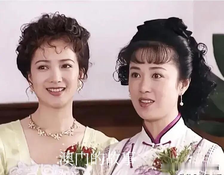 这是美女何晴和傅艺伟两个人早年前在多年之后的相聚，年轻时候的何晴是形象端庄，品貌