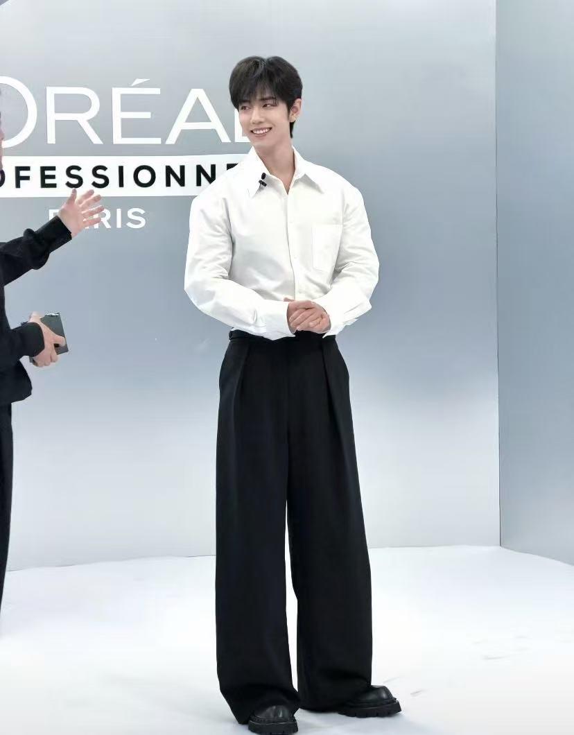 天呀！肖战也有衣服翻车的时候！这还是工作室发的图！肖战还是别再锻炼了，现在穿