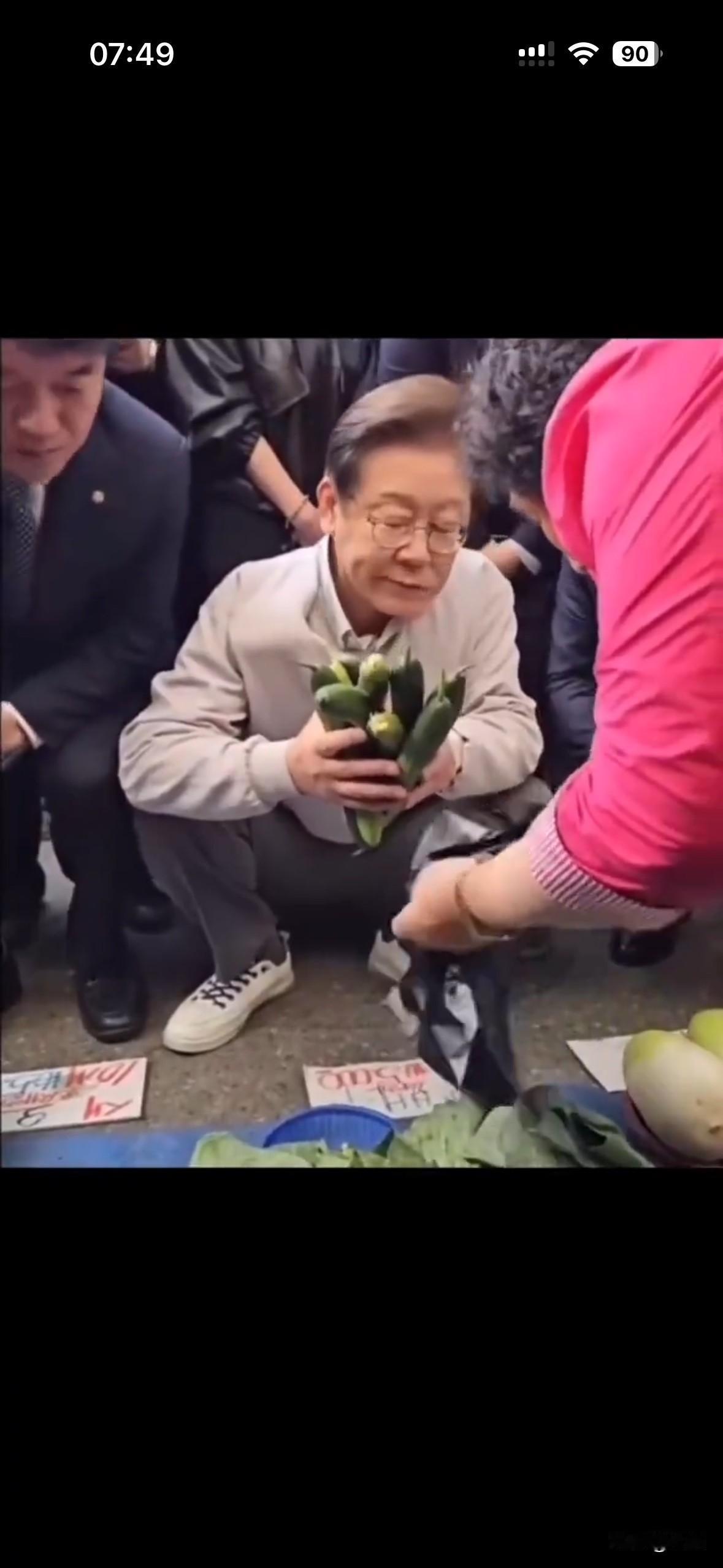 如此接地气的总统可真不多见，挑瓜，手上一擦，放嘴里大口朵颐，这些细节是装不出来。