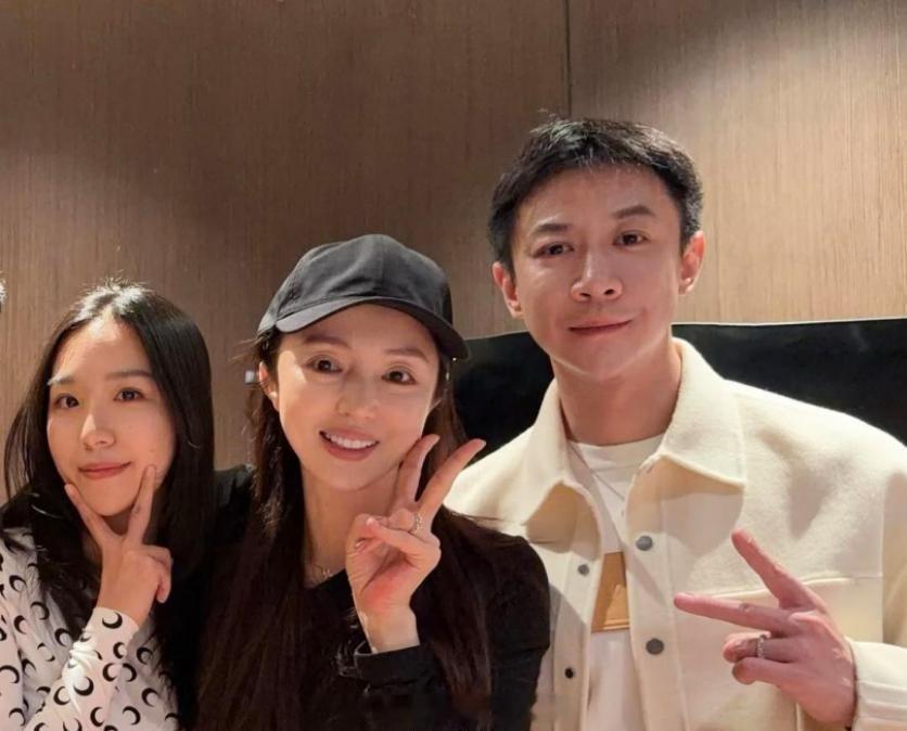 46岁的董璇携丈夫张维伊和女儿小酒窝前往朋友家做客。她面色红润，妆扮时尚，显得格