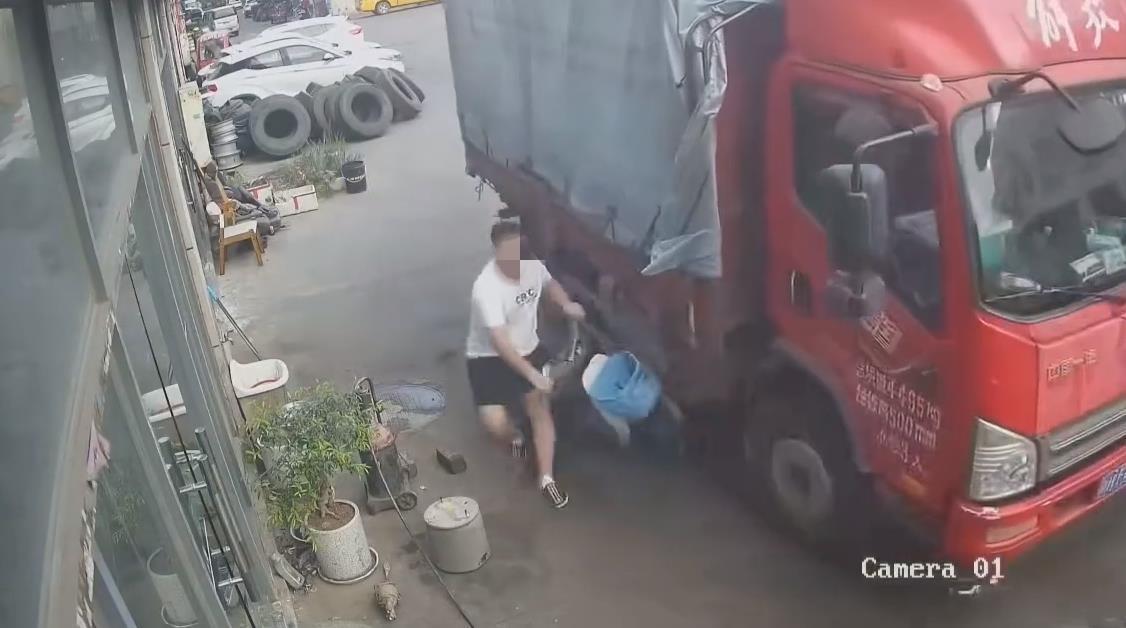 重庆一男子碰瓷大货车，表情演技十分到位，网友：欠他一个小金人！ 最近，一段重