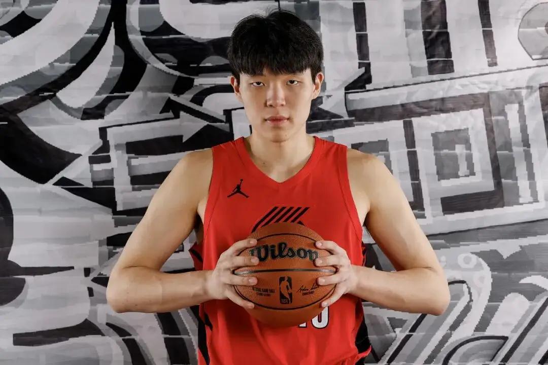 杨瀚森首场季前赛！不出彩但还算合格！4分4篮板1助攻！6犯下场！开场很紧张，第