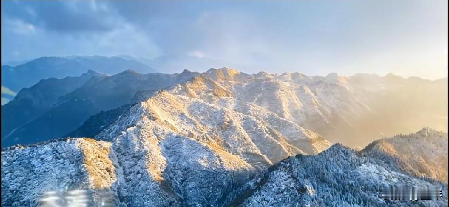 你以为这是峨眉山金顶？不，这是宜宾仙峰的冰雪童话当朝阳为雪山镀上一层金边，