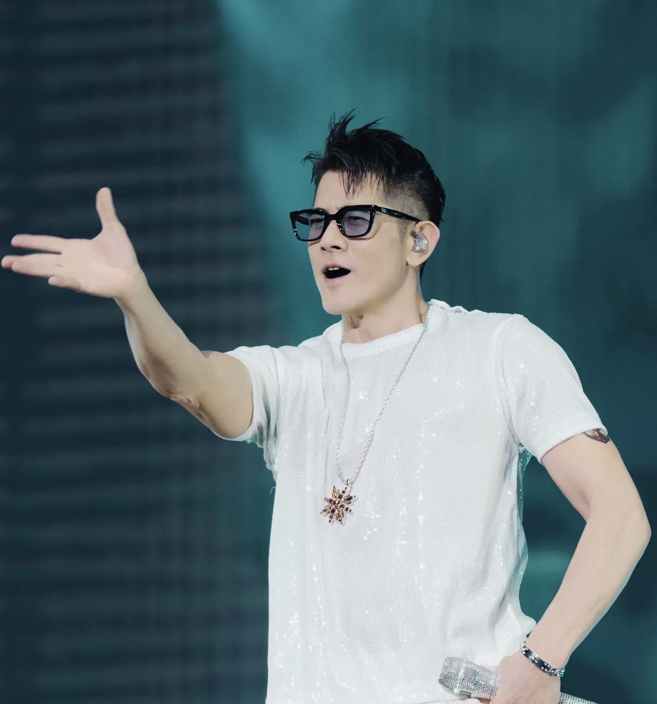 60岁郭富城一句话撕开内娱遮羞布！60岁还能在舞台上连唱带跳3小时？郭富城