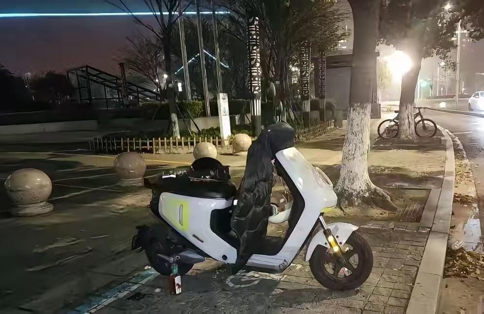 张雪峰老师的员工太有心了。这是什么牌子的电动车，我也买一辆吧，张老师买的肯定不会