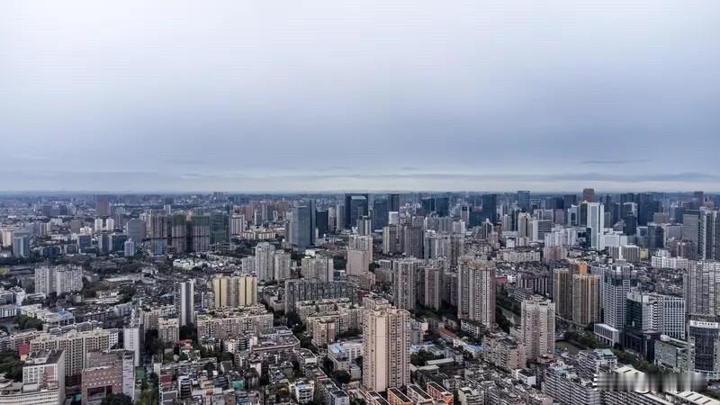 成都楼市：板块行情两极分化，天府新区堪称成都楼市“重灾区”。2022年峰值单