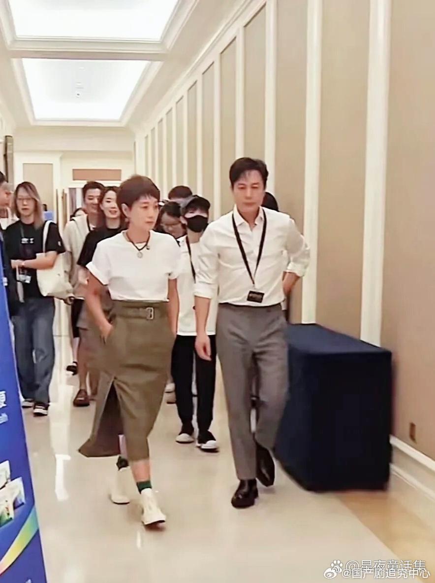 马伊琍张颂文搭档，两人大步流星走前面，神情凝重，马伊琍双手插兜更显帅气，张颂文尽