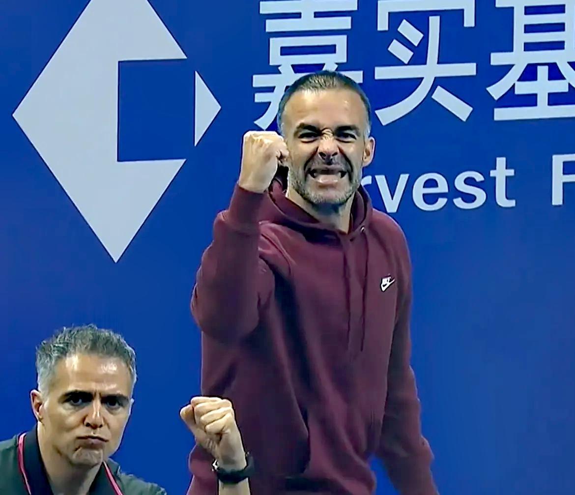 郑钦文大概率是离不开教练里巴了。原因其实很好理解。虽然郑钦文和里巴分分合