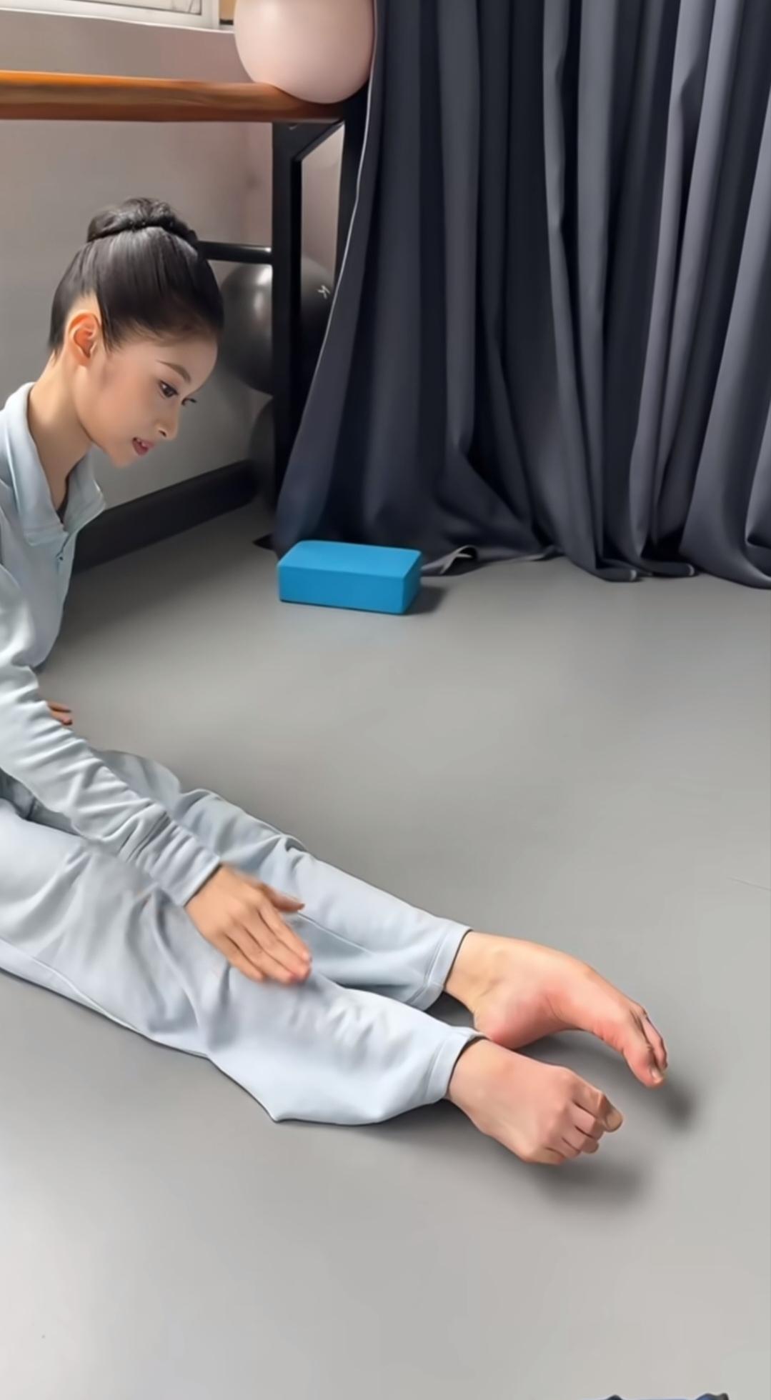 这脚背弯的厉害了[赞]