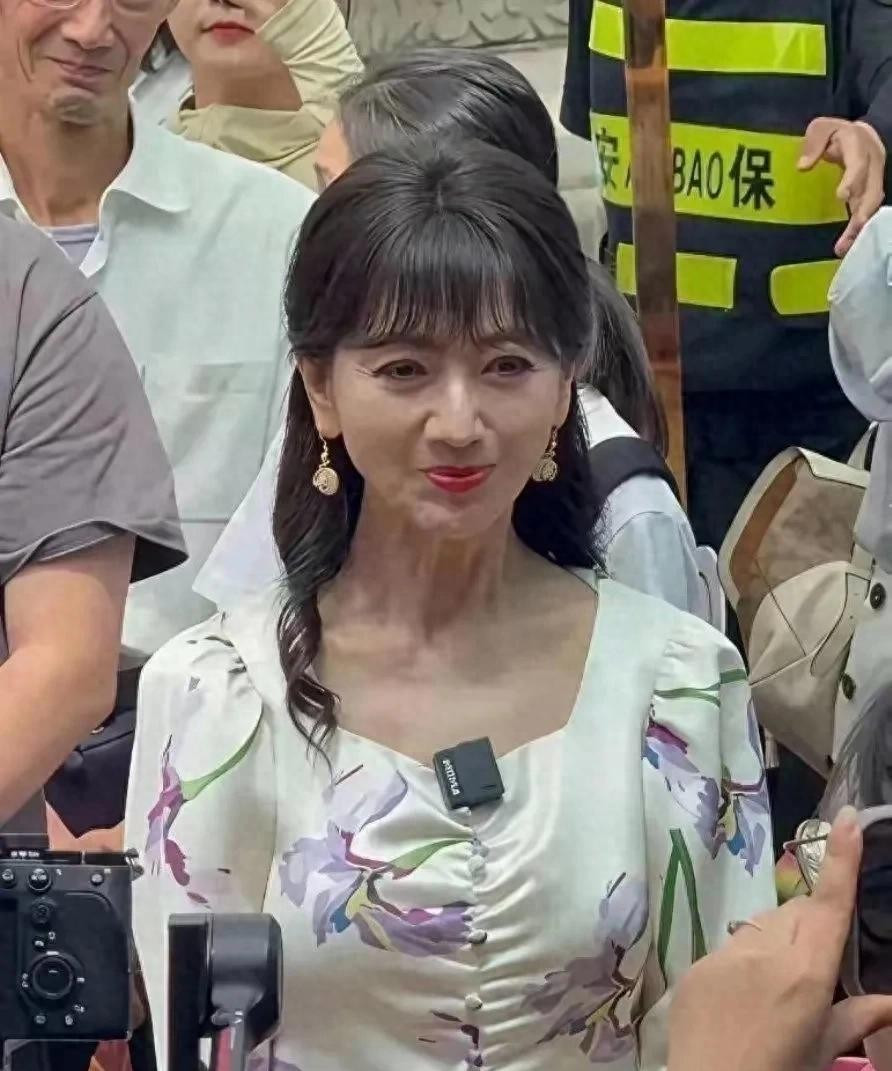 71岁赵雅芝生图，太吓人了！厚厚的粉底也难掩老态，全身都是老皮