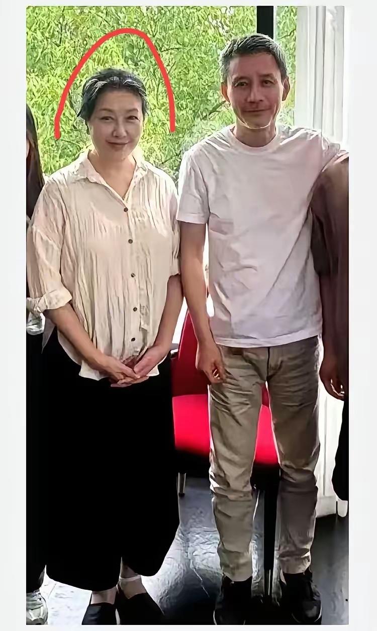 女神不再漂亮了，已经不再年轻了，好多白发，像一位老大娘，垂垂老矣，真是岁月不饶人