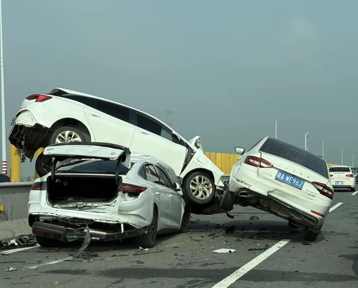 五一昌栗高速叠罗汉式车祸，一车叠一车，3台车12个轮胎，只有6个轮胎着地。还有一