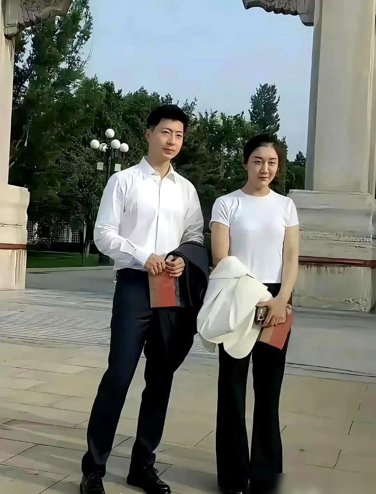 不知道为什么，看到马龙和陈梦这张合影，心里咯噔一下。这气场，真不是“成熟稳重”四