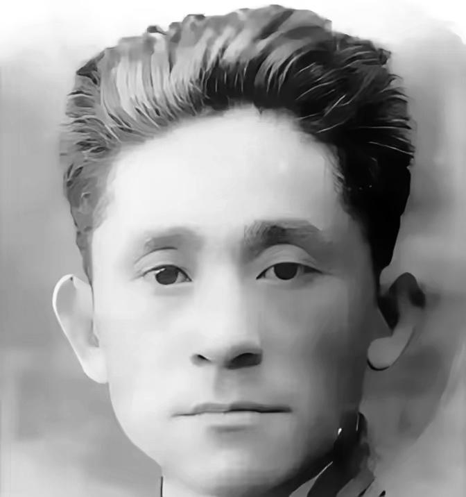1923年，车耀先脑袋被砸开花，战友以为他挂了，扒光扔进土坑。佃户陈老栓路过