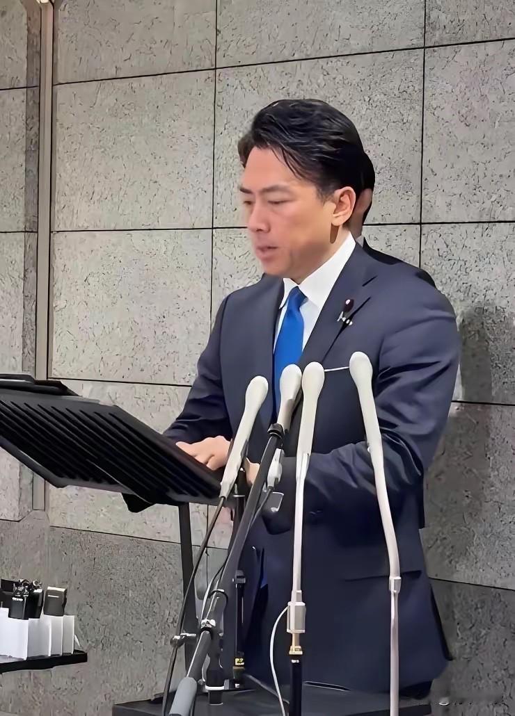 瞒不住了！原本以为最先玩脱的是高市早苗，没想到是小泉进次郎，这次直接把日本内阁