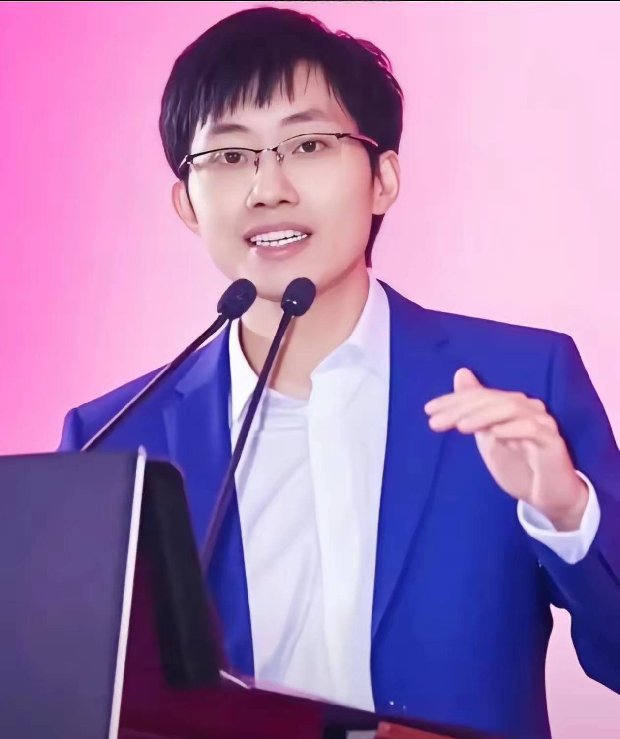 以前还把梁文锋当个科技大佬敬着现在看来，这哪是搞技术分明是给A股装了个“抽血