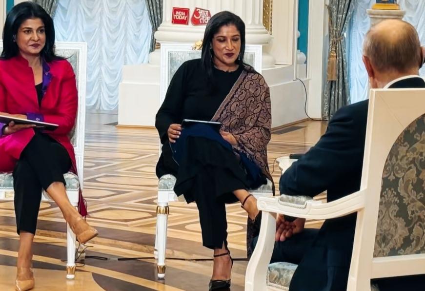 印度女记者的坐姿是不是就体现了，一个人的职业素养啊？在他们那正式采访场合，跷二