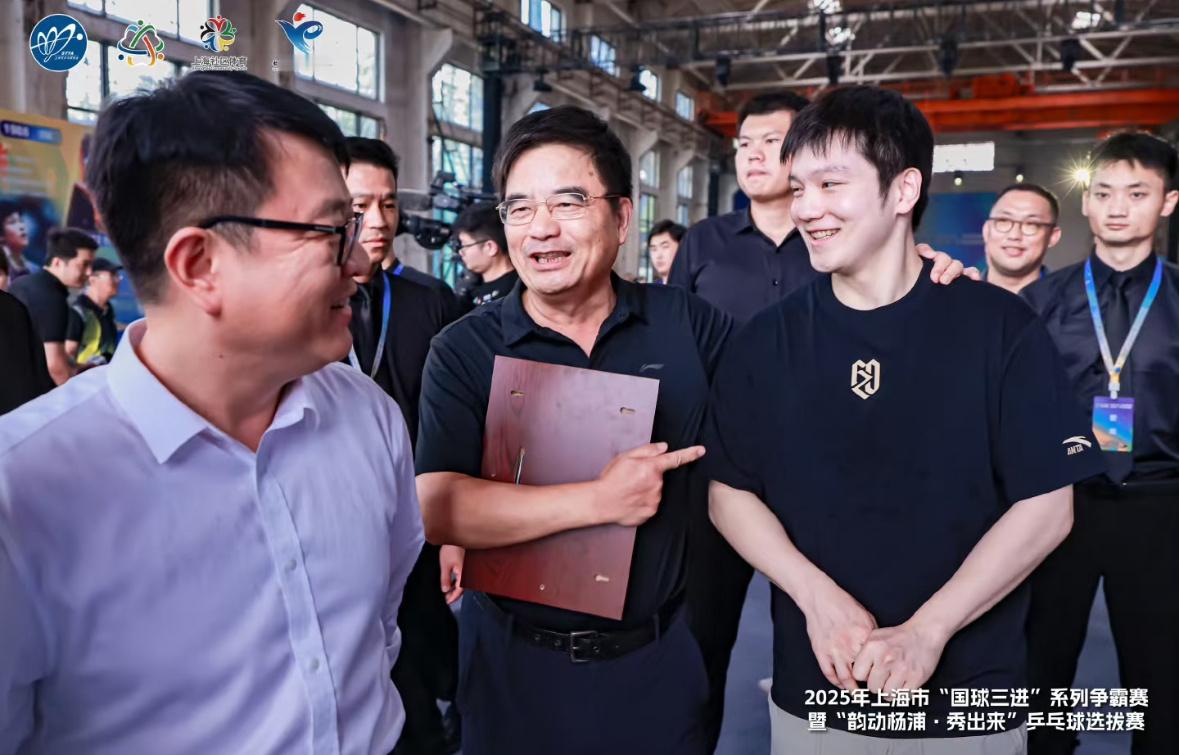 哈哈哈哈孩子被夸了吧好可爱！樊振东亮相国球三进活动​​​