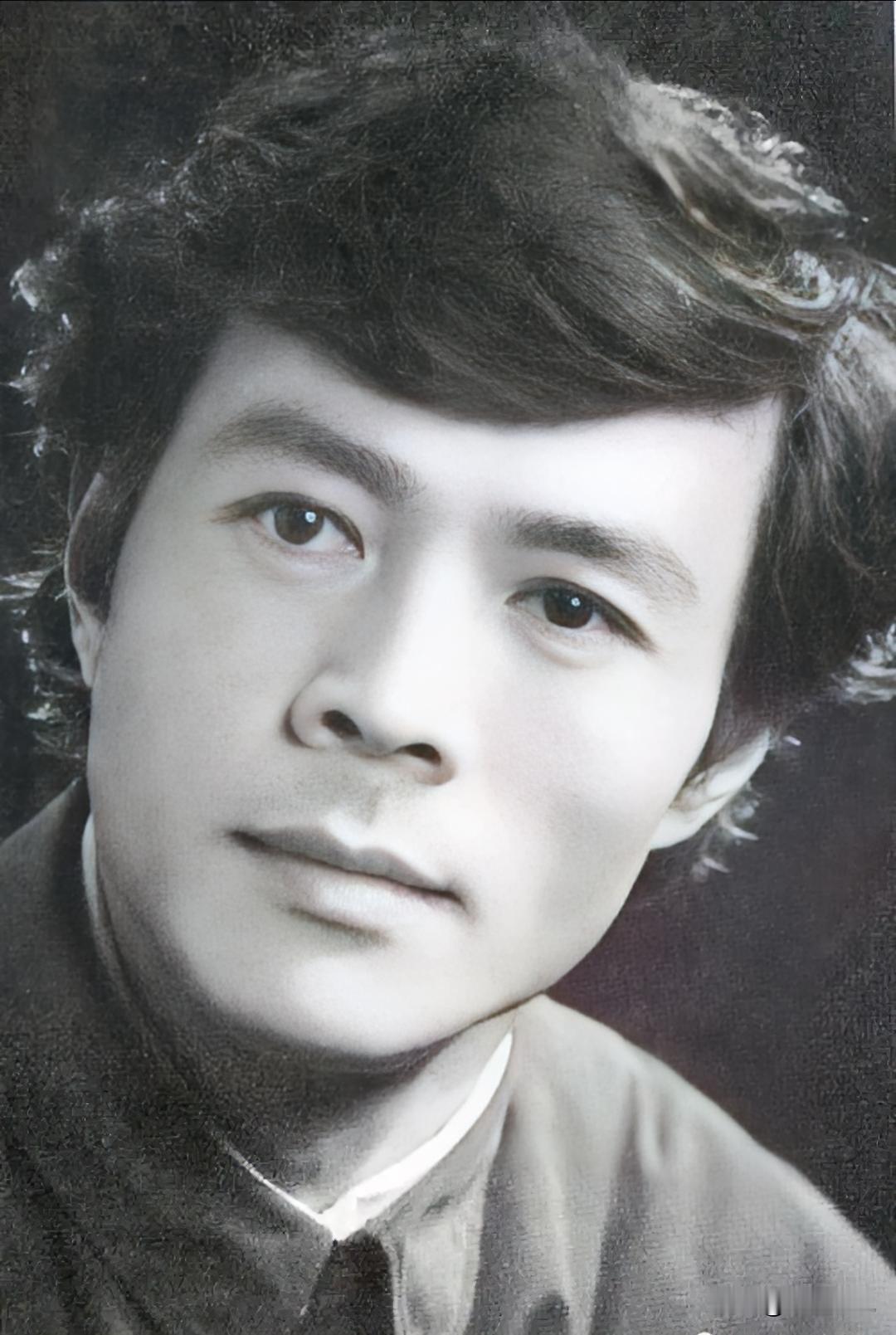 大家还记得这位男演员吗？没想到他已去世8年，土生土长上海人，父亲是知名导演孙瑜