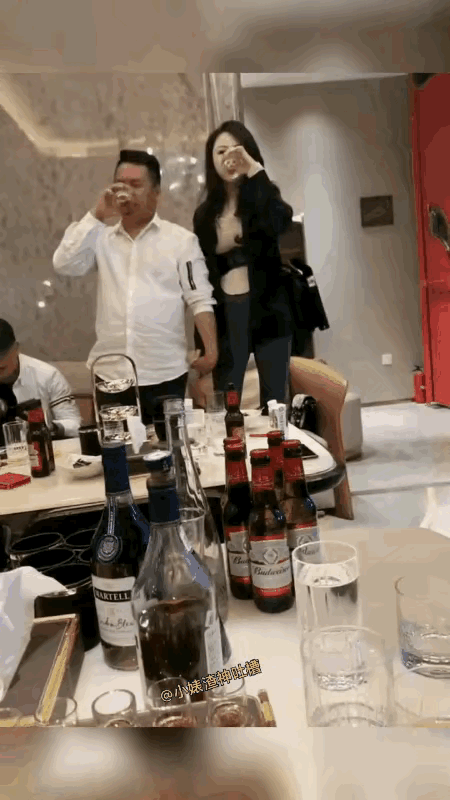 小姐姐害羞了，她应该知道这信息被她们发上朋友圈了。