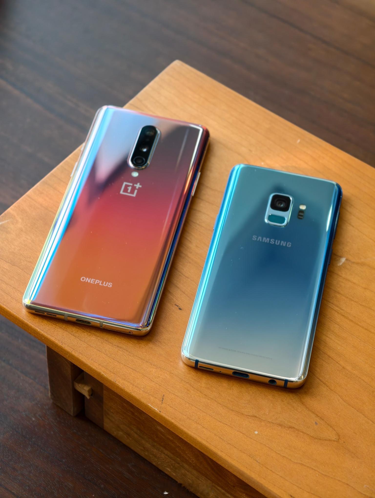 前几年这种晶莹剔透的渐变色玻璃后盖，现在不流行了来看看两台代表作：一加8银翼，三