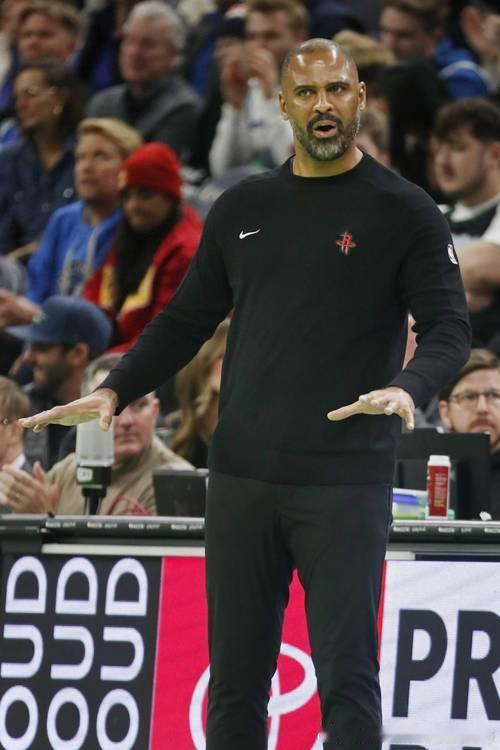 乌杜卡终于开窍变阵后火箭取得两连胜今天火箭东游，第一战面对实力不俗的骑士，火箭轻