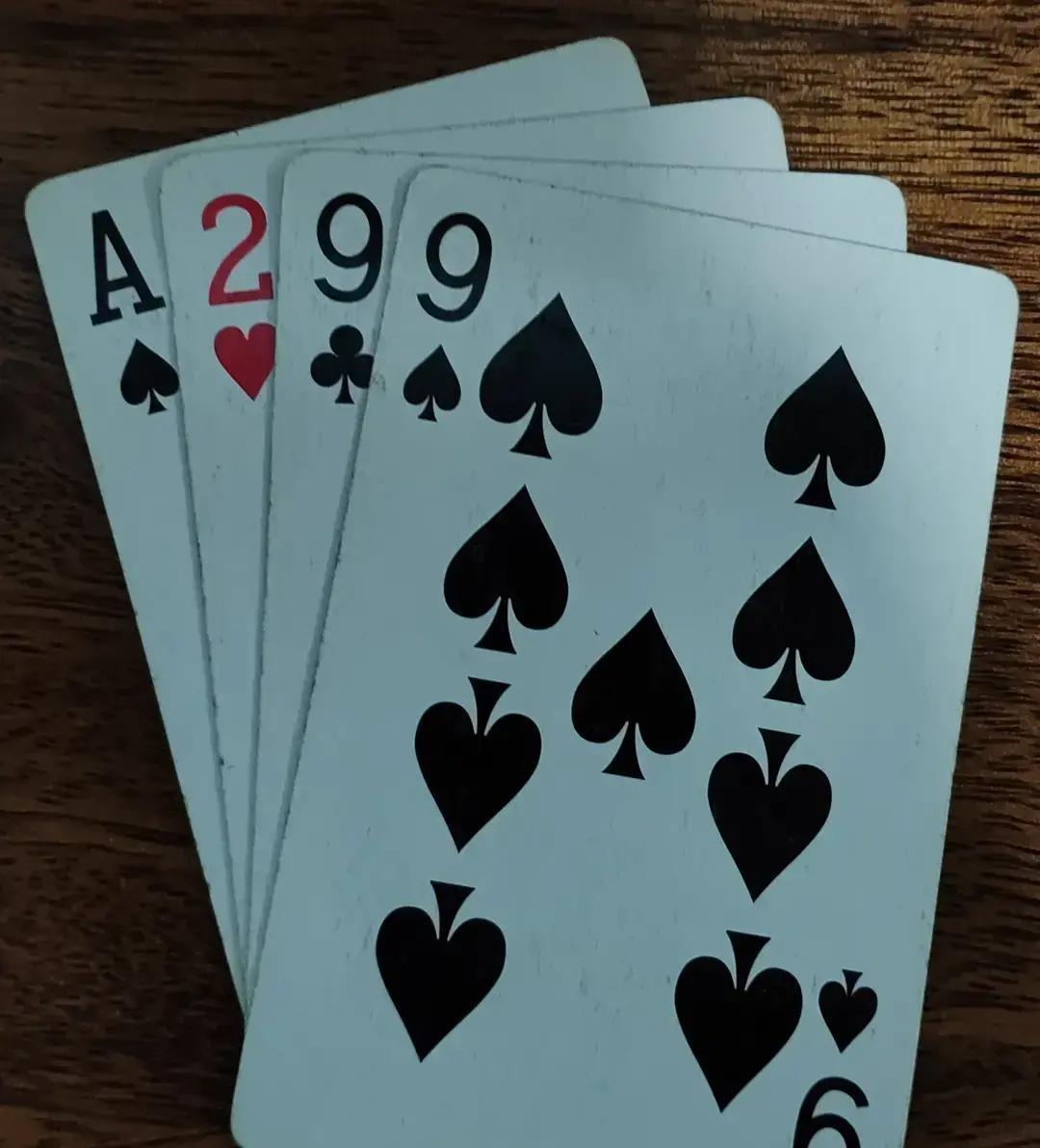 你盯着1、2、9、9这四张牌，算了十分钟。数学证明，你永远算不出24。