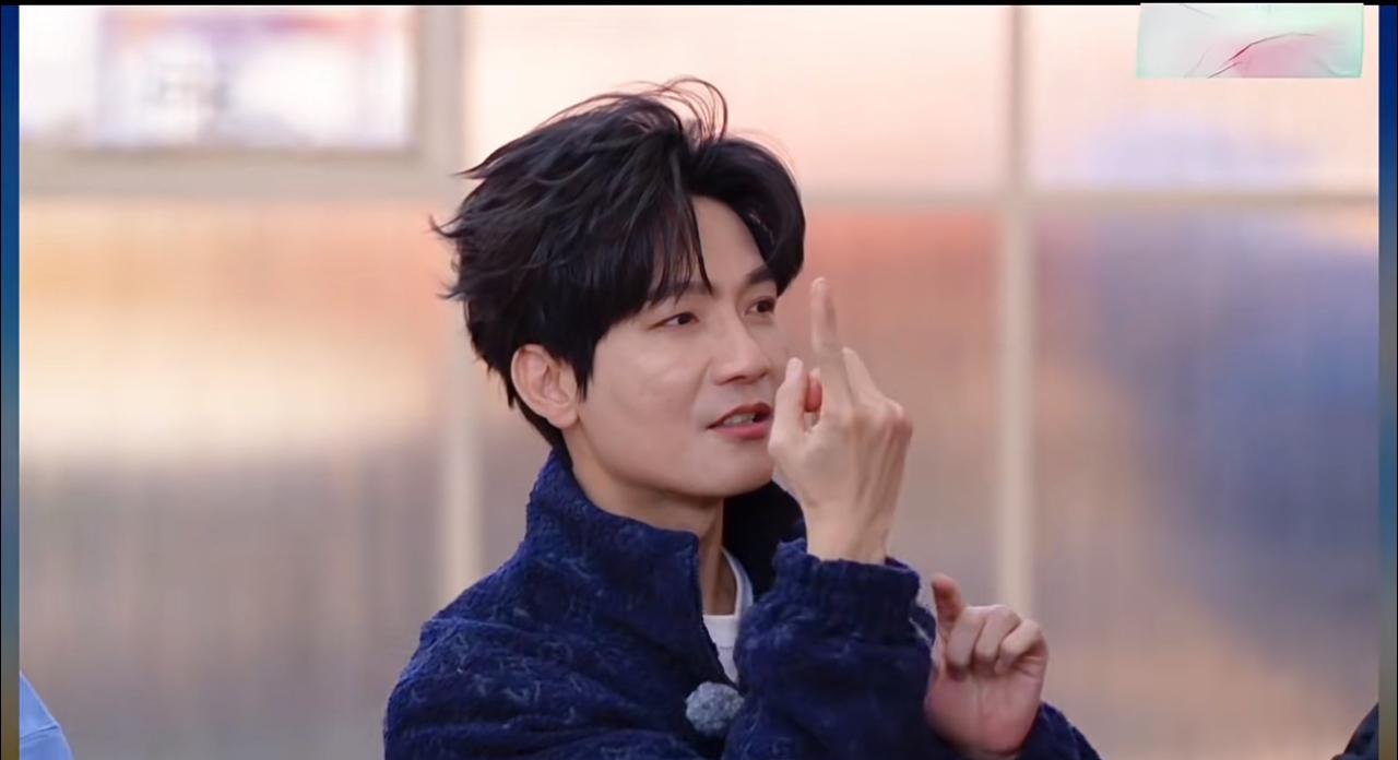 心疼生哥，床塌了一次，风车转动屋里就一亮一亮的。他还说屋里有味，估计是装修时间