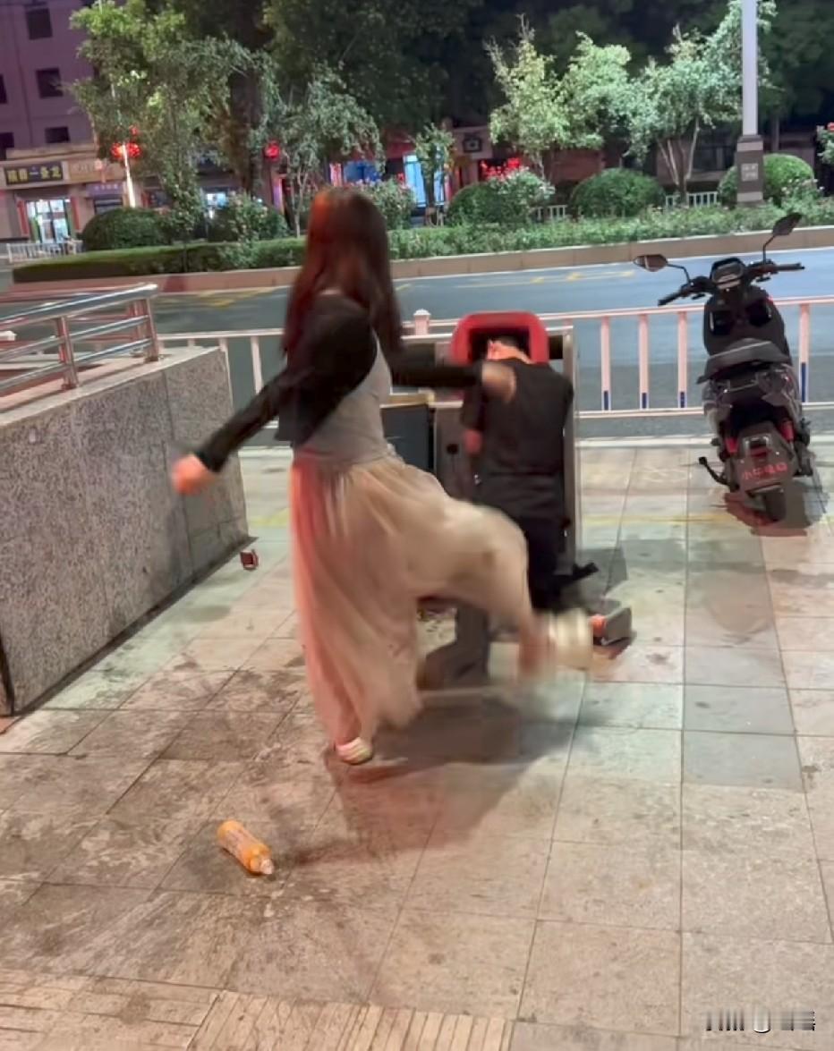 她怎么不踹别人就踹我，还不是喜欢我