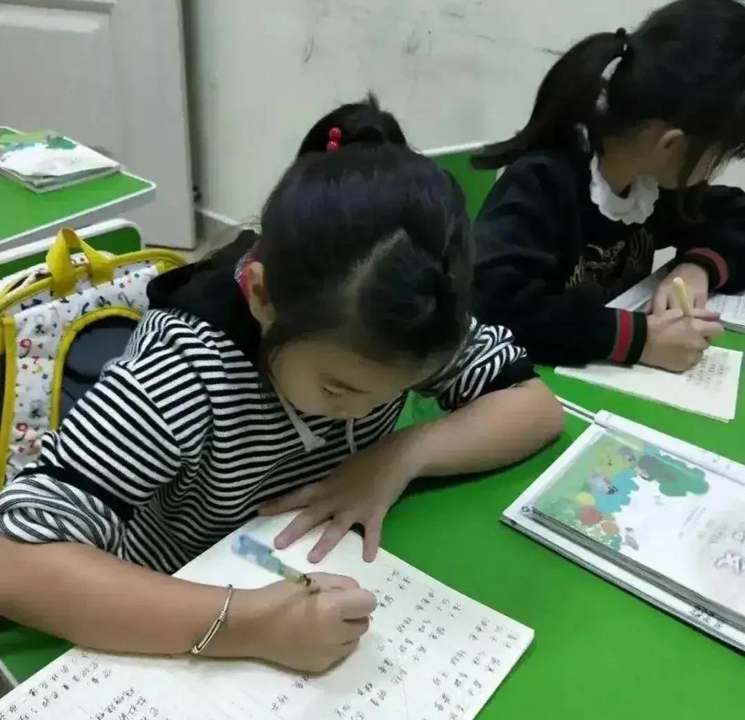 你以为小学考95分、100分就稳了？可不少满分娃一进初中，成绩直接断崖式下滑，家