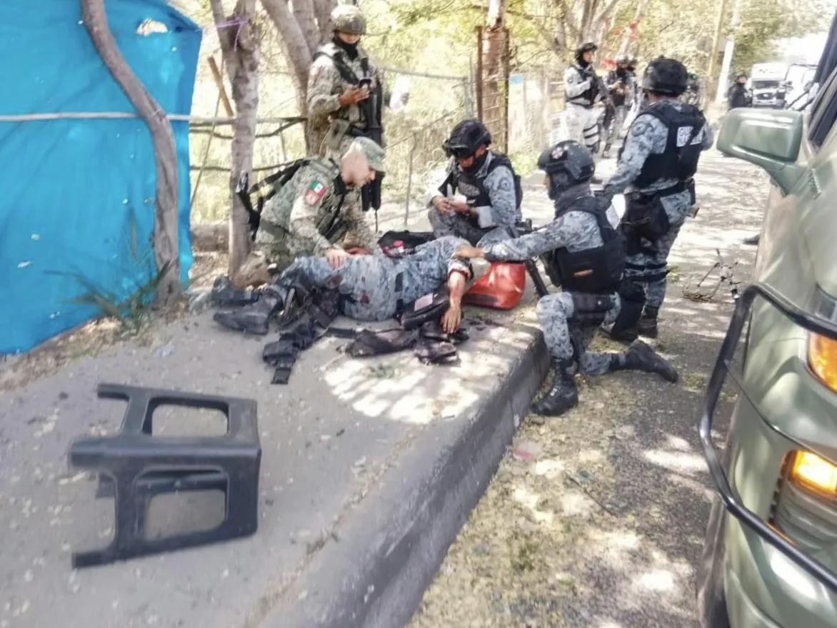 太惨烈了，墨西哥一整队武装警察分队，都被墨西哥贩毒集团杀光了，就只有一个人幸存！