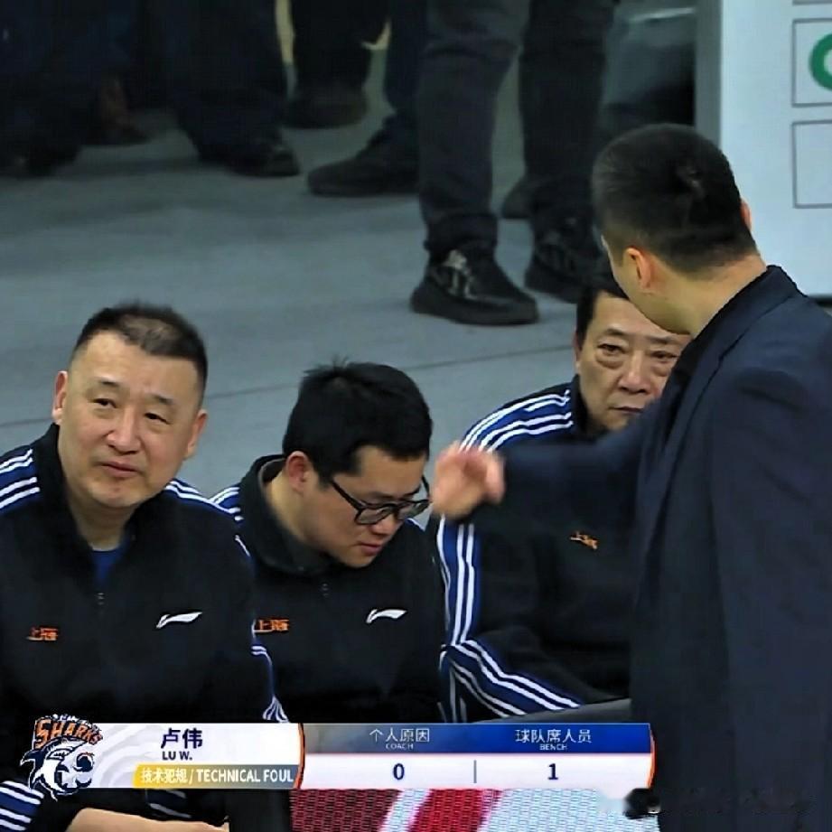 上海主帅卢伟越来越像杨鸣！不愧是好兄弟，杯赛打上海场边立威，训斥工作人员乱喊话，