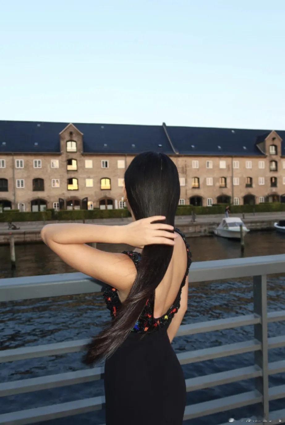李连杰与利智的大女儿JaneLi晒出自己在瑞士旅行的照片，她的皮肤好黑，下巴太尖了，跟利智完全不像。
