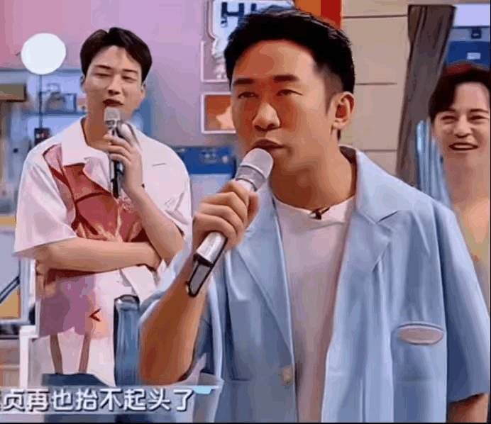 杨紫：“讲一个能把我逗笑的笑话。”杨迪：“许仙买了一顶帽子送给白素贞，为什么白素