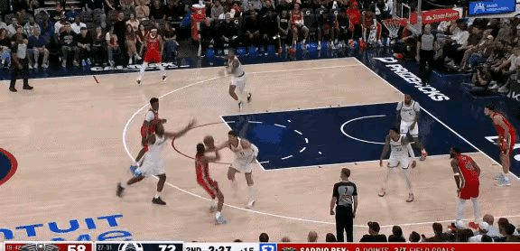 伦纳德这一球漂亮，虽算不上联盟顶级，但却技术含量十足，难怪人家才是快船的非卖品。