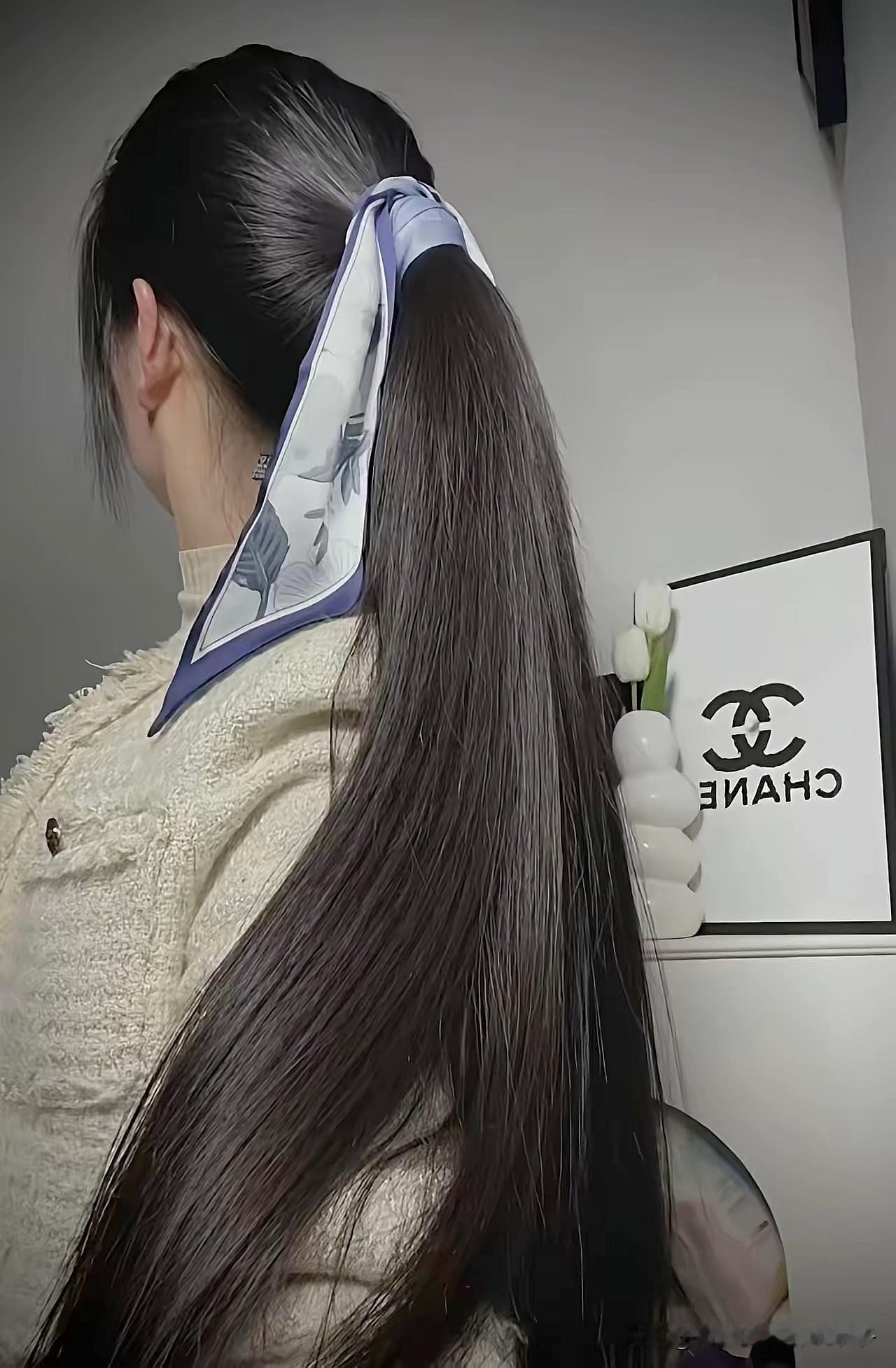 发丝如瀑，锦缎般柔滑，用小丝巾一扎简直太仙女范了[害羞][害羞][害羞]😘