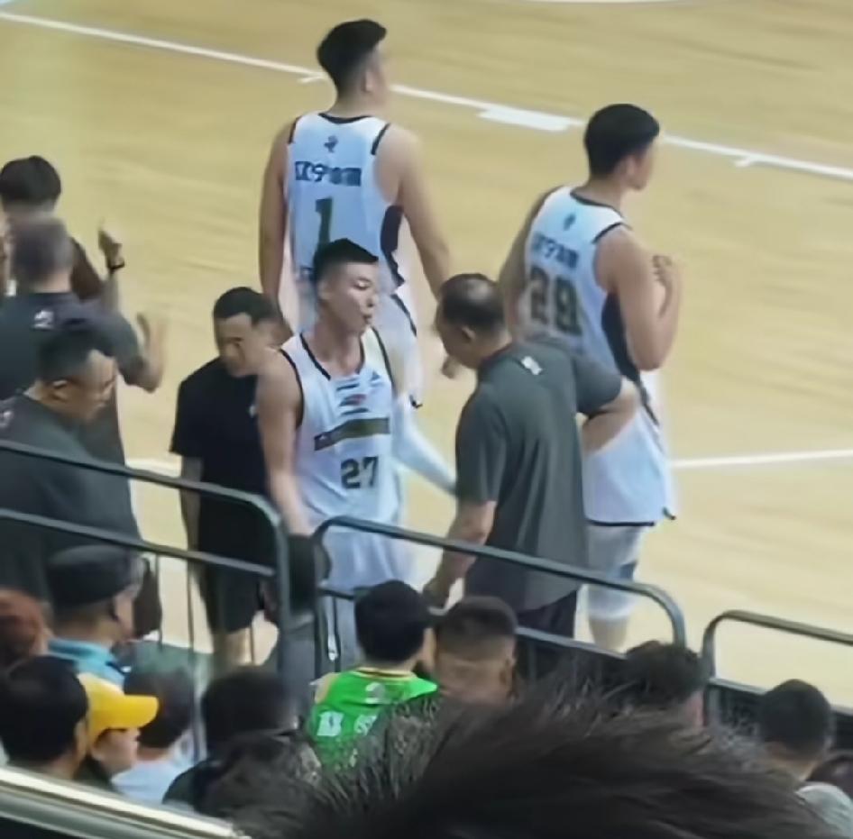从辽篮与吉林热身赛的过程中所发生的俞泽辰和助教吴乃群口舌之争可以看出几个问题？