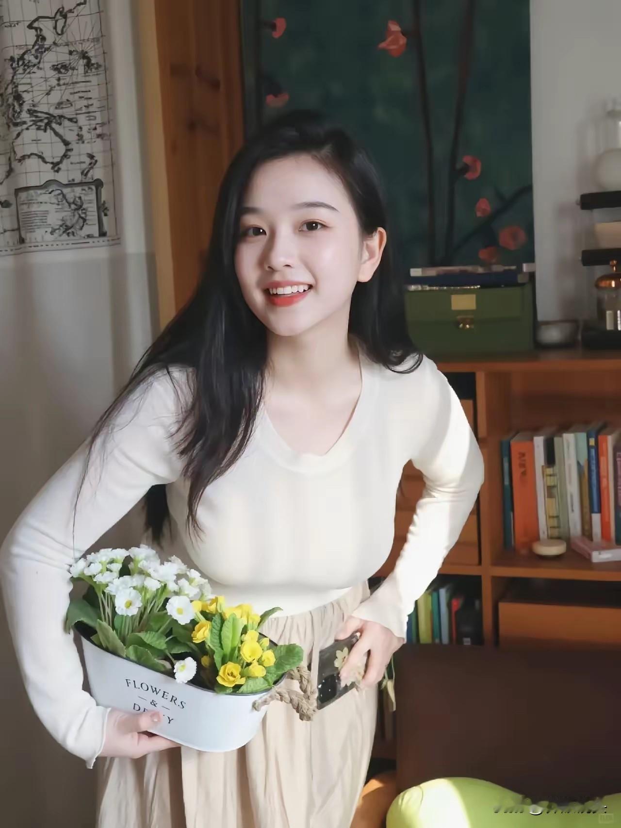 春日暖阳下，手捧鲜花，笑靥如花