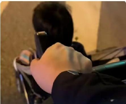 近日，湖北一3岁宝宝不知妈妈已离世，每天晚上拒绝睡觉，哭着要出去找妈妈，爸爸只好