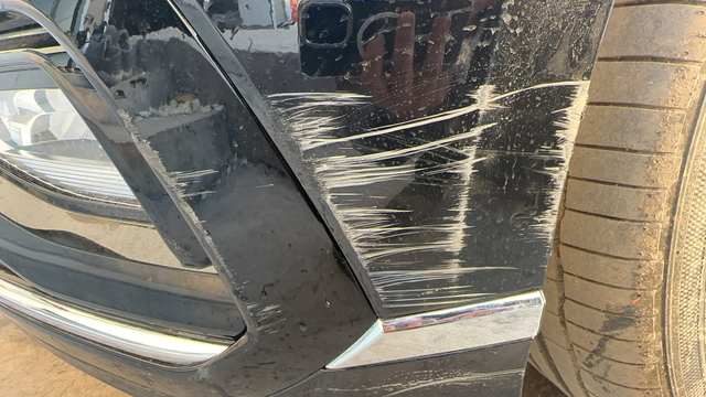 迈腾新车不到一个月！开在路上的时候,没有注意旁边有一个东西，外面是泡沫箱里面是