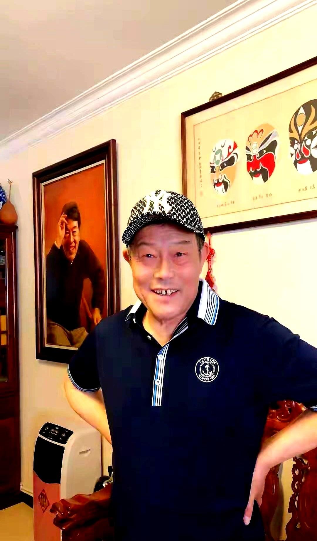 杨威，杨议他亲哥，站上了纲丝节的台子。身边站着的是高峰。这事儿，有意思了。很