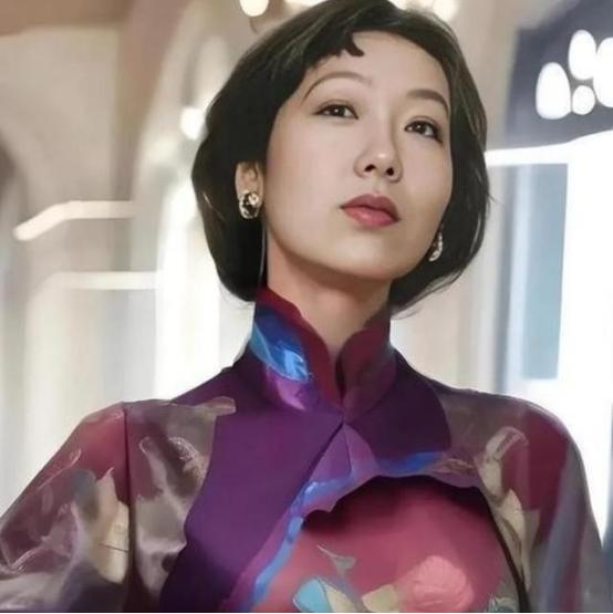 1995年，张爱玲在美国出租屋内去世，尸体一周后才被发现。她一丝不挂地躺在床上，