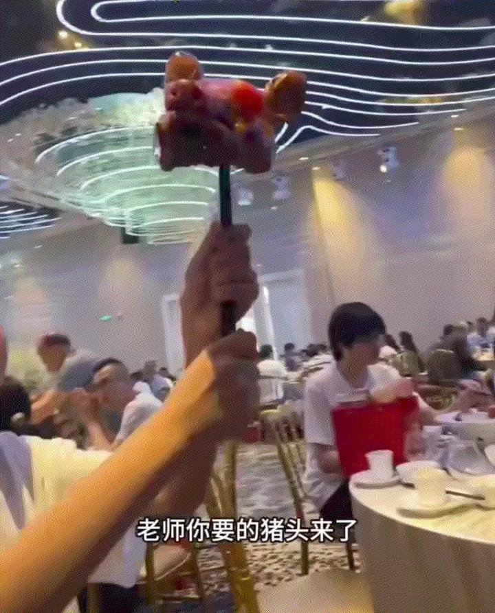 笑不活。湖南，一女老师去吃酒席，期间就遇到自己教的男学生也同在此处吃酒席。可就在