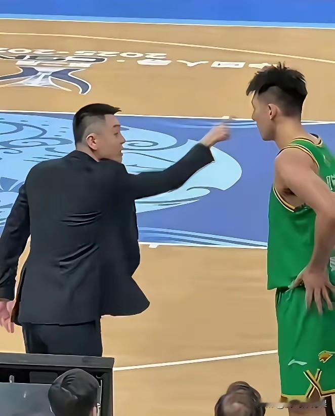 杨鸣的执教理念逐渐向杜锋靠拢。大家都知道，杨鸣和杜锋都是现役CBA联赛唯有两