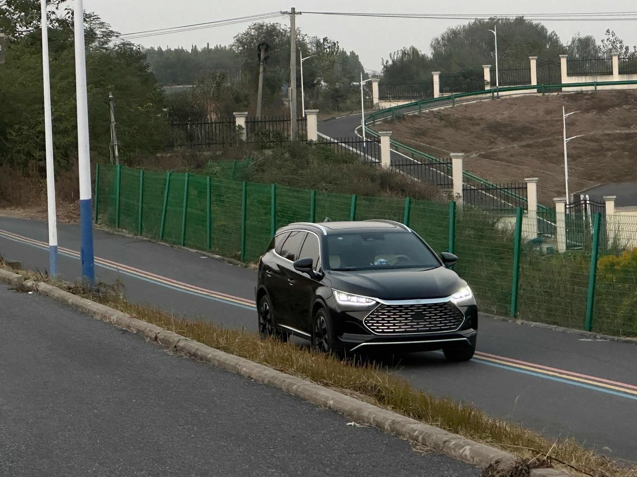 这恐怕是迪子这么多年最耐看的SUV了，提车一周年依旧沉浸在帅唐的颜值里，要说哪里