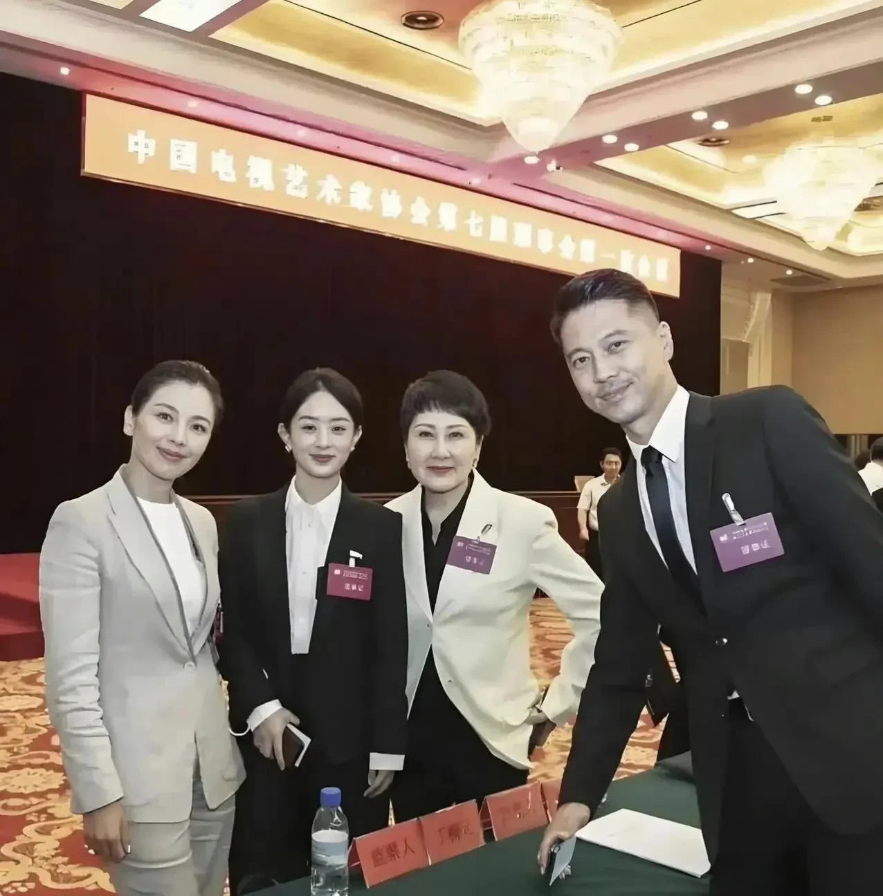 赵丽颖合影气质佳明星合影，谁最亮眼？照片里四个人，赵丽颖