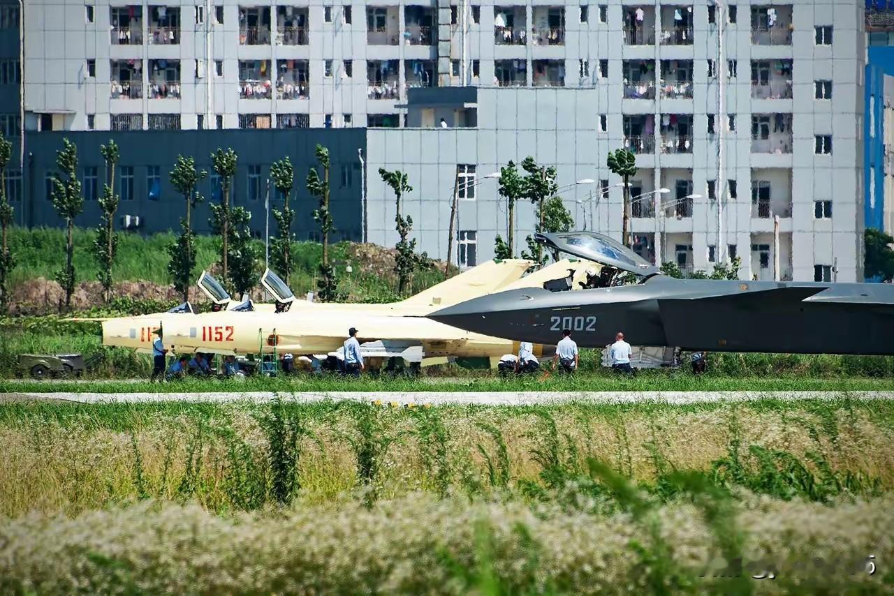 歼-20首飞时，执行伴飞任务的是歼-10S，因为双座机型便于观察首飞机型的各种情