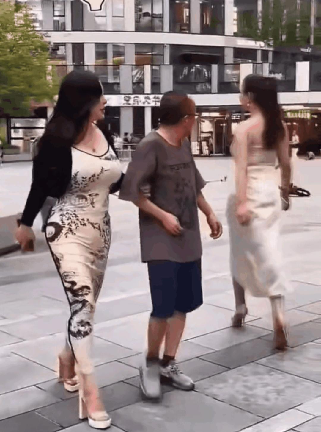 这哥们，真的吃着碗里看着锅里的，自己老婆身材那么喔噻，别人看着都流口水，你小子还