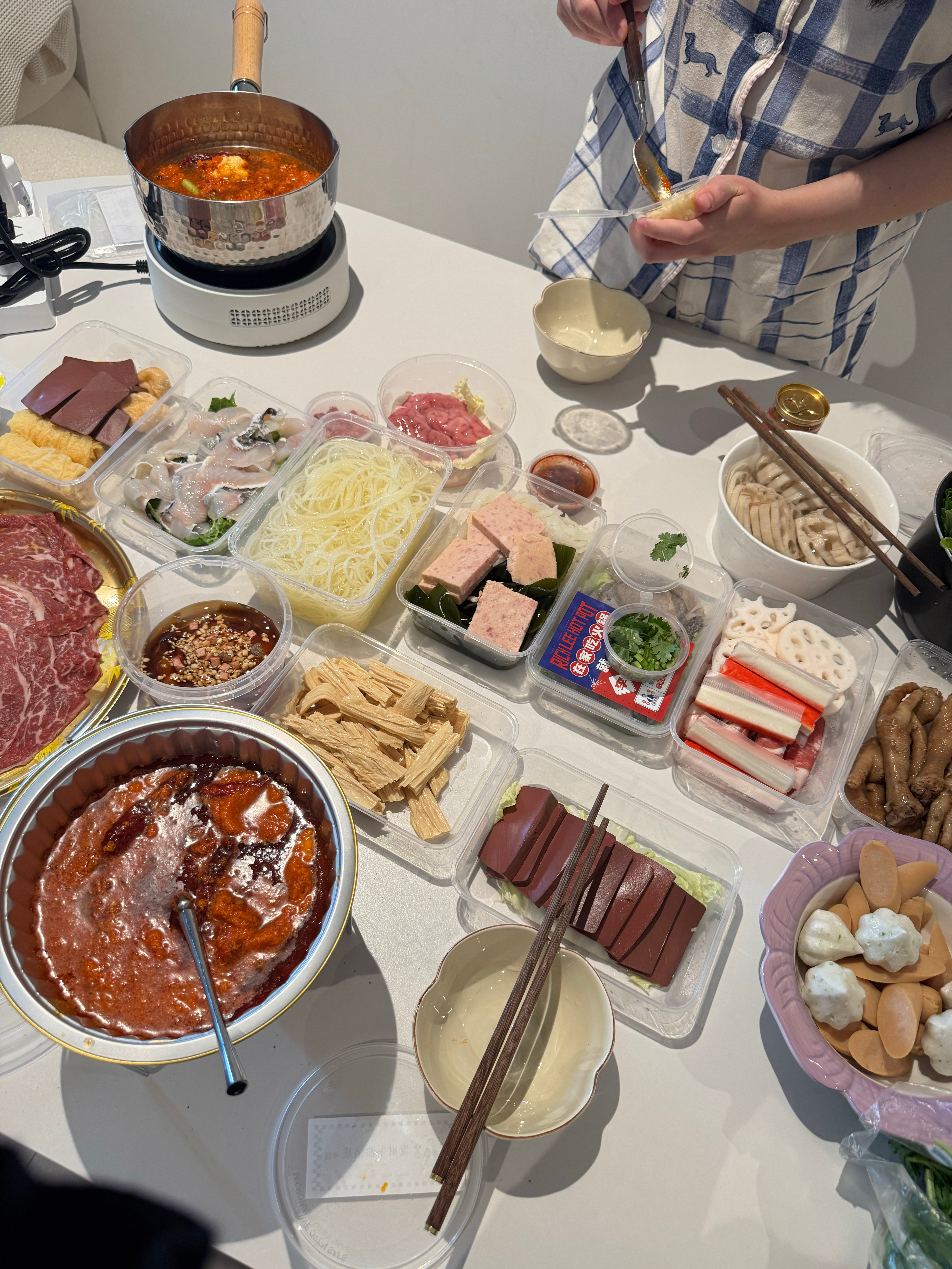 今天在家点了火锅～好开心！！吃的太饱了！！就是悉尼吃饭太贵了随便外卖1krm
