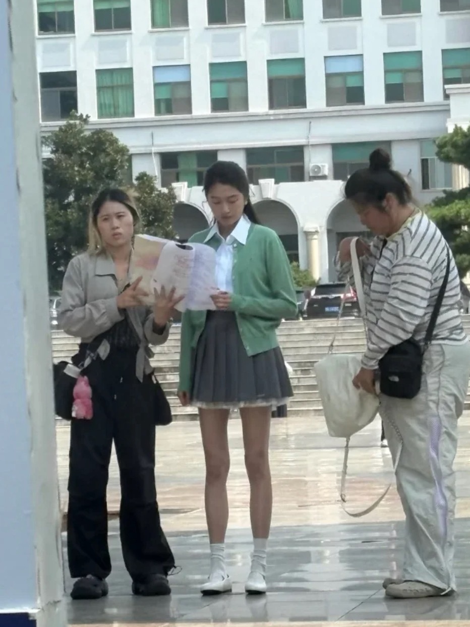 这有80斤吗？。。。她本人比照片还要美，妆容加上精致的五官！就是太瘦了！！！​
